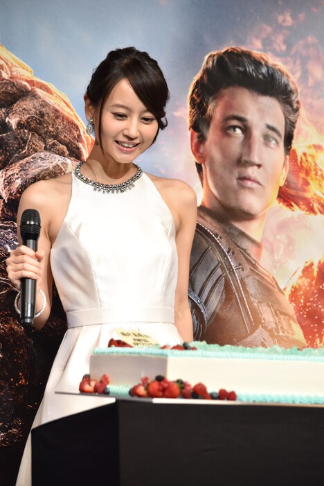 サプライズの誕生日ケーキを見て驚く堀北真希。