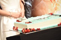 “インビジブル・ウーマン”のイメージカラー、ブルーを貴重とした特製ケーキ。