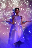 “インビジブル・ウーマン”の能力をイメージした映像パフォーマンスを行った堀北真希。