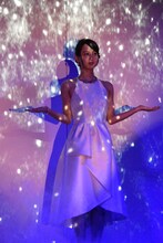 “インビジブル・ウーマン”の能力をイメージした映像パフォーマンスを行った堀北真希。