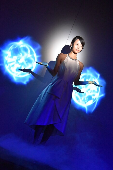 “インビジブル・ウーマン”の能力をイメージした映像パフォーマンスを行った堀北真希。エネルギーシールドが映し出された場面。