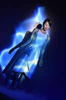 “インビジブル・ウーマン”の能力をイメージした映像パフォーマンスを行った堀北真希。