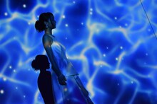 “インビジブル・ウーマン”の能力をイメージした映像パフォーマンスを行った堀北真希。