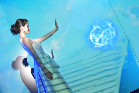 “インビジブル・ウーマン”の能力をイメージした映像パフォーマンスを行った堀北真希。エネルギーシールドを飛ばす場面。