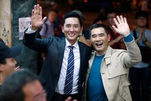 左から松重豊、ウィンストン・チャオ。(c)テレビ東京