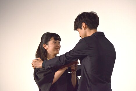 “漢気告白対決”にて、永野芽郁（左）に告白する坂口健太郎（右）。