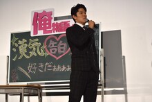 “漢気告白対決”にて、永野芽郁に告白する鈴木亮平。