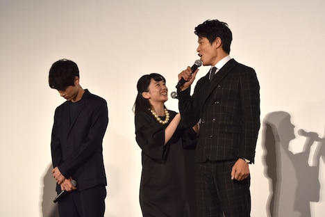 左から坂口健太郎、永野芽郁、鈴木亮平。永野が“漢気告白対決”の結果発表をする様子。