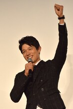 “漢気告白対決”に勝利した鈴木亮平。