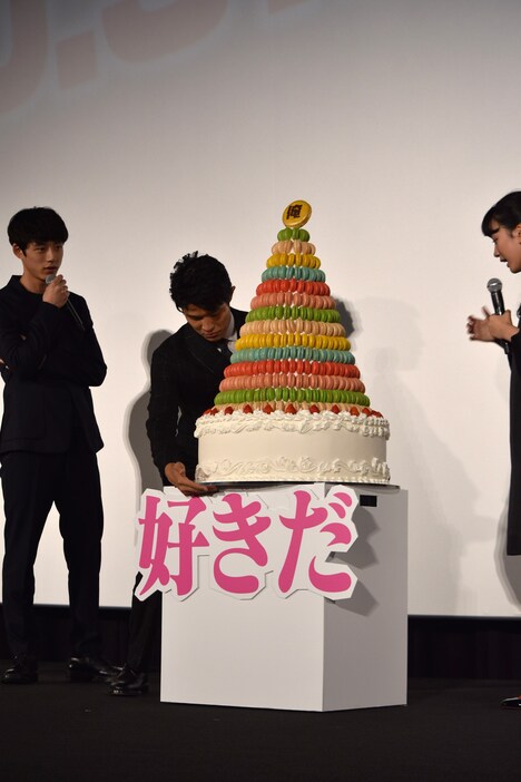 30kgのマカロンタワーを眺める登壇者たち。