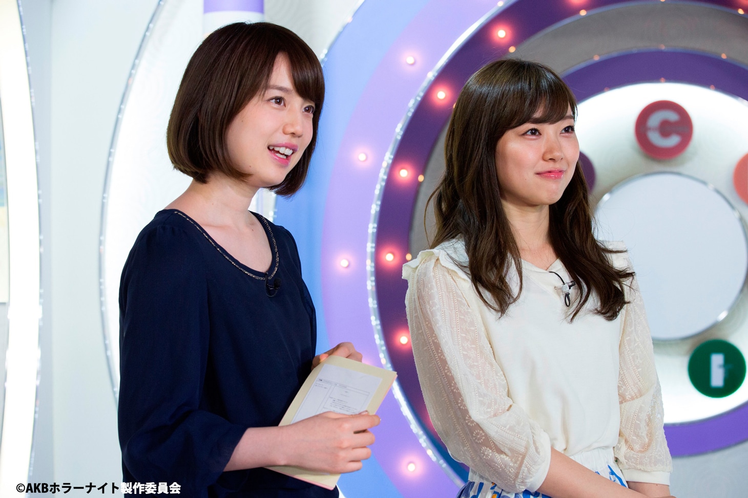 「AKBホラーナイト アドレナリンの夜」の第9話「生中継」に出演した渡辺美優紀（右）、弘中綾香アナウンサー（左）。