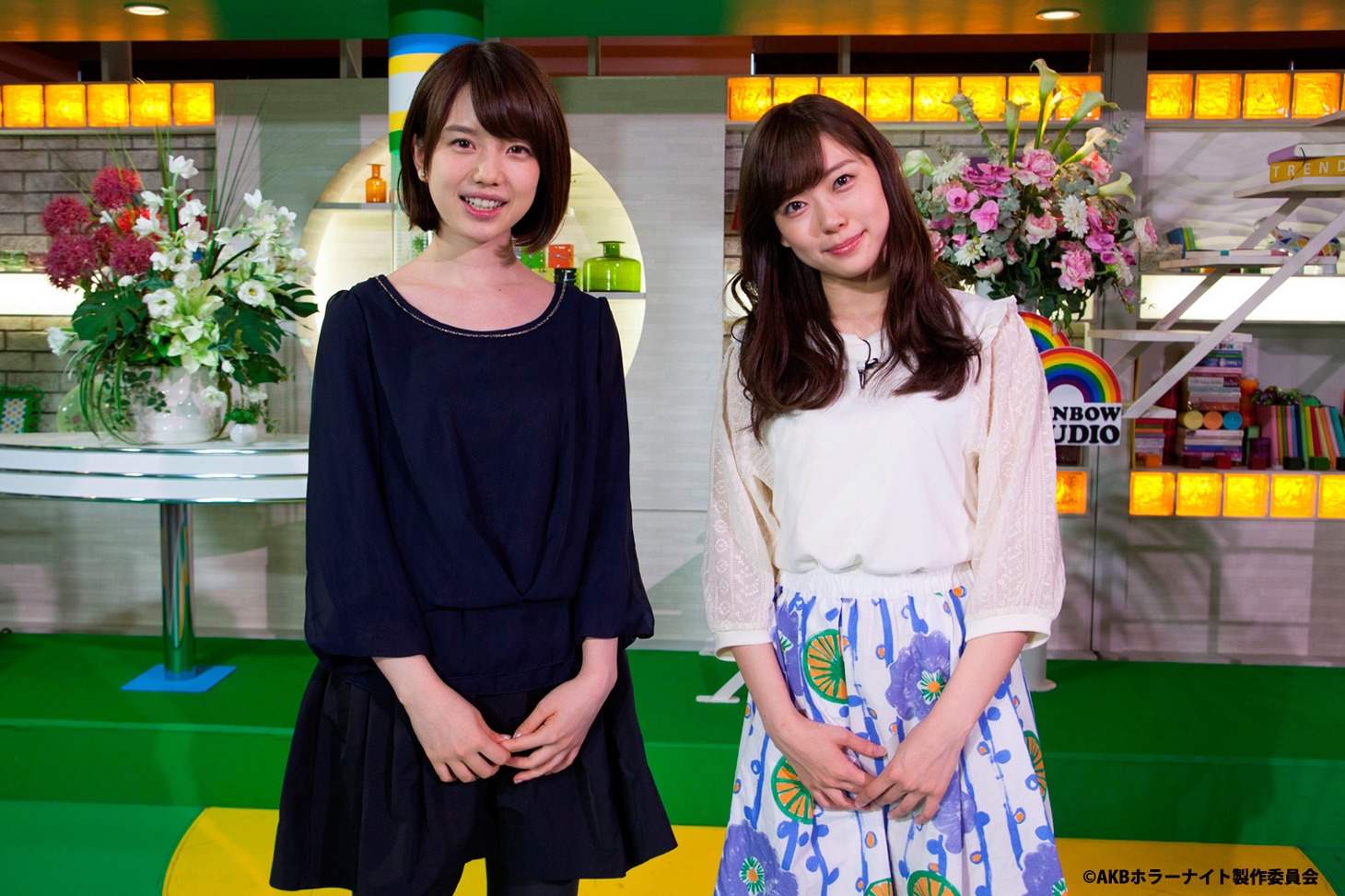 「AKBホラーナイト アドレナリンの夜」の第9話「生中継」に出演した渡辺美優紀（右）、弘中綾香アナウンサー（左）。
