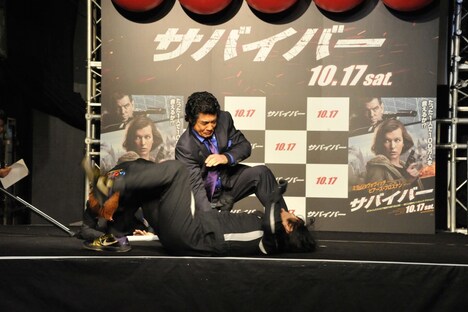「サバイバー」大ヒット祈願イベントにて、スタントマンを撃退する藤岡弘、。
