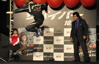 「サバイバー」大ヒット祈願イベントにて、藤岡弘、とエヴァちゃんに襲いかかるスタントマン。