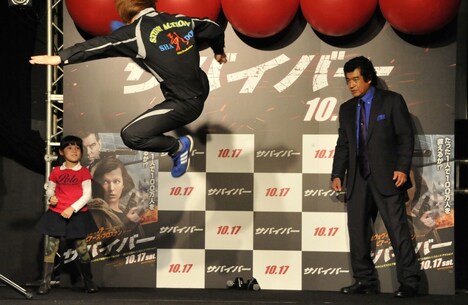 「サバイバー」大ヒット祈願イベントにて、藤岡弘、とエヴァちゃんに襲いかかるスタントマン。