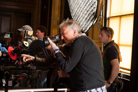 「ヴェルサイユの宮廷庭師」を撮影中のアラン・リックマン。(c)BRITISH BROADCASTING CORPORATION, LITTLE CHAOS LIMITED, 2014.