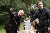 「ヴェルサイユの宮廷庭師」を撮影中のアラン・リックマン。(c)BRITISH BROADCASTING CORPORATION, LITTLE CHAOS LIMITED, 2014.