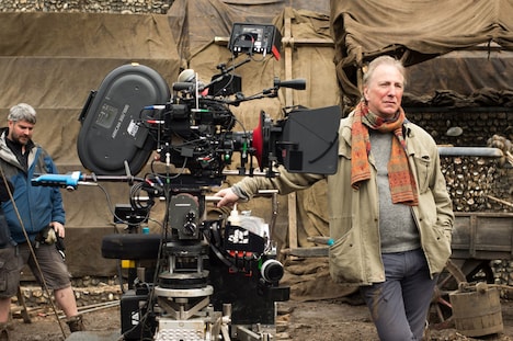 「ヴェルサイユの宮廷庭師」を撮影中のアラン・リックマン。(c)BRITISH BROADCASTING CORPORATION, LITTLE CHAOS LIMITED, 2014.