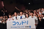 「コウノドリ」舞台挨拶の様子。左から吉田羊、大森南朋、綾野剛、松岡茉優、星野源。