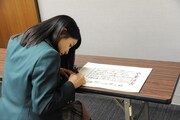 山崎賢人へ贈る“卒業証書”にメッセージを書く土屋太鳳。