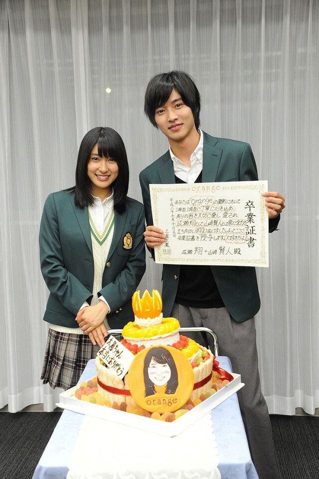 左から土屋太鳳、山崎賢人。山崎のクランクアップを記念するセレモニーの様子。