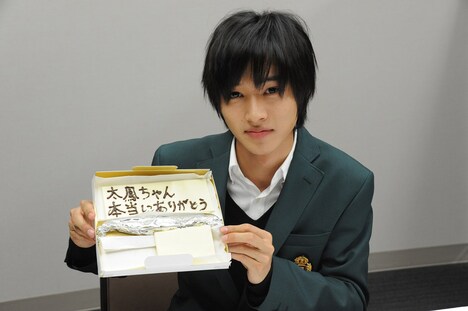 土屋太鳳へのメッセージを書いたプレートを手にした山崎賢人。