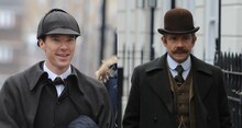 「SHERLOCK／シャーロック」クリスマススペシャル特番撮影中のベネディクト・カンバーバッチ（左）とマーティン・フリーマン（右）。（写真提供：WENN.com / ゼータ イメージ）