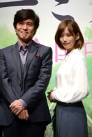 左から佐藤浩市、本田翼。