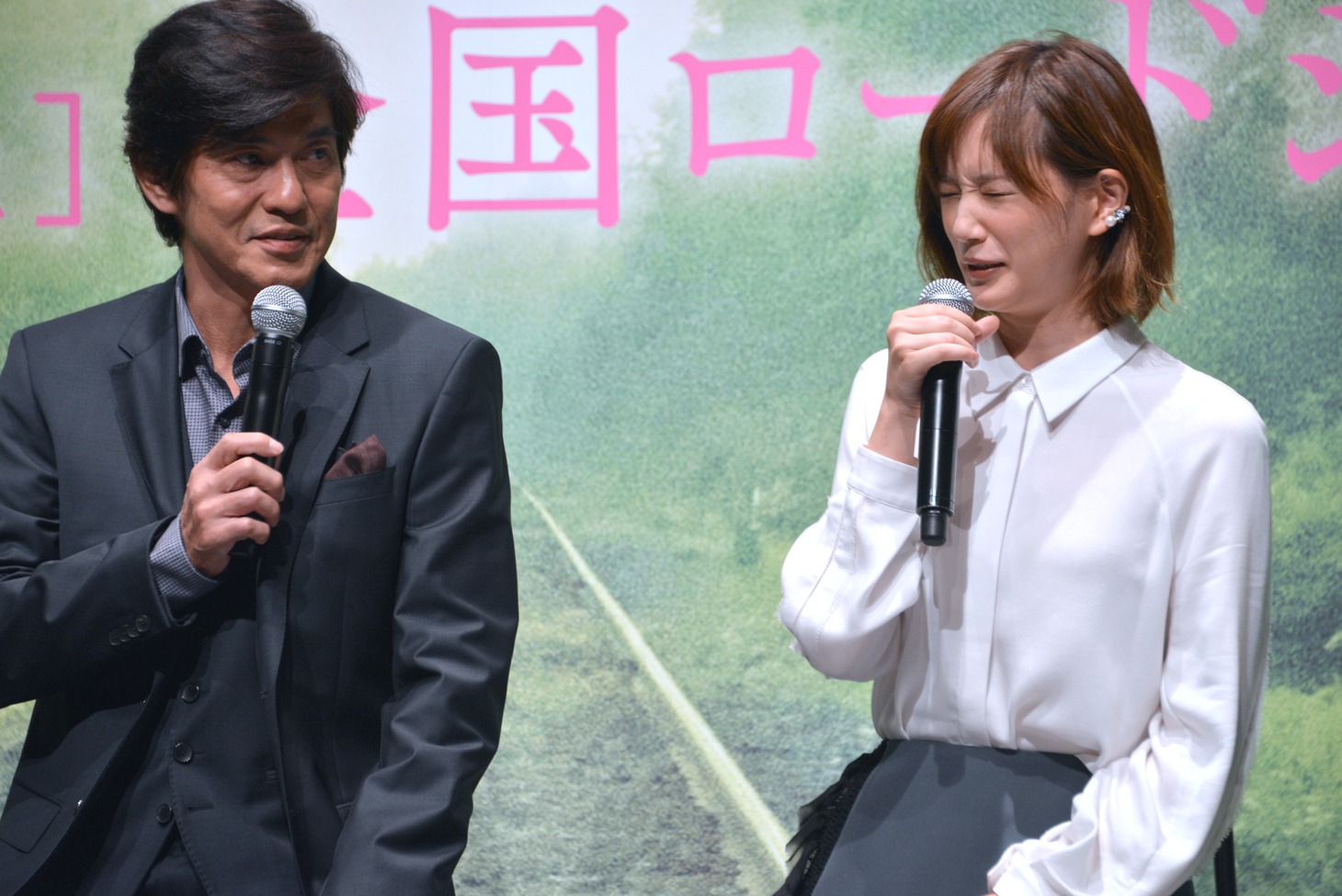 佐藤浩市（左）に、ザンギと唐揚げの違いをわかっていないと指摘される本田翼（右）。