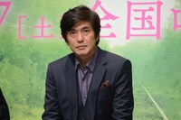 北海道の釧路で孤独に暮らす弁護士・鷲田完治役の佐藤浩市。