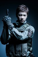 中村誠治郎演じるクリス・レッドフィールド。(c)CAPCOM CO., LTD. ALL RIGHTS RESERVED.