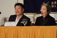 樹木希林（右）の言葉にはにかむ原田眞人（左）。