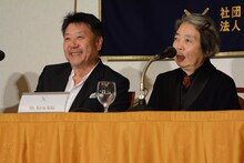 樹木希林（右）の言葉にはにかむ原田眞人（左）。
