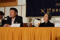 自身の思いを語る原田眞人（左）とそれを静かに聞く樹木希林（右）。