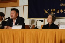 自身の思いを語る原田眞人（左）とそれを静かに聞く樹木希林（右）。