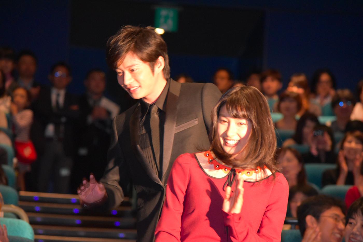 手を振りながら客席通路を通ってステージに向かう田中圭（左）、土屋太鳳（右）。