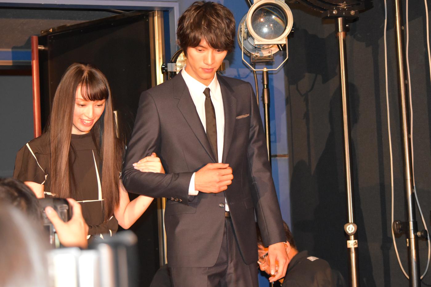 ステージ脇の下手扉から腕を組みながら登場した栗山千明（左）と福士蒼汰（右）。