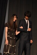 福士蒼汰（右）は足をケガしている栗山千明（左）を気遣いながらステージに登壇。