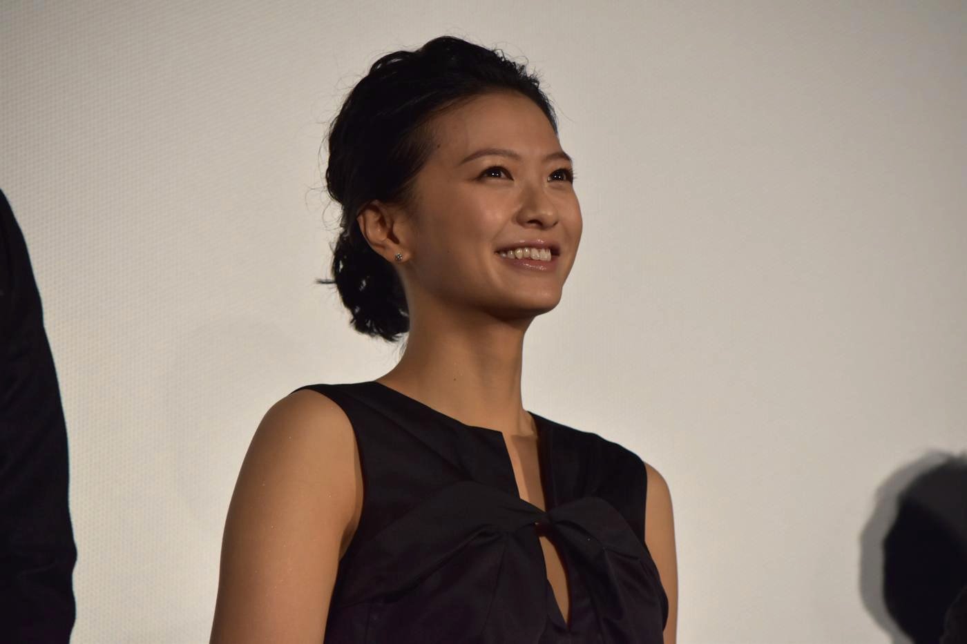 笠原郁役の榮倉奈々。