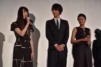 完成した作品を観て、タスクフォース（図書特殊部隊）のアクションや守り抜くという姿勢に胸打たれたという栗山千明（左）。