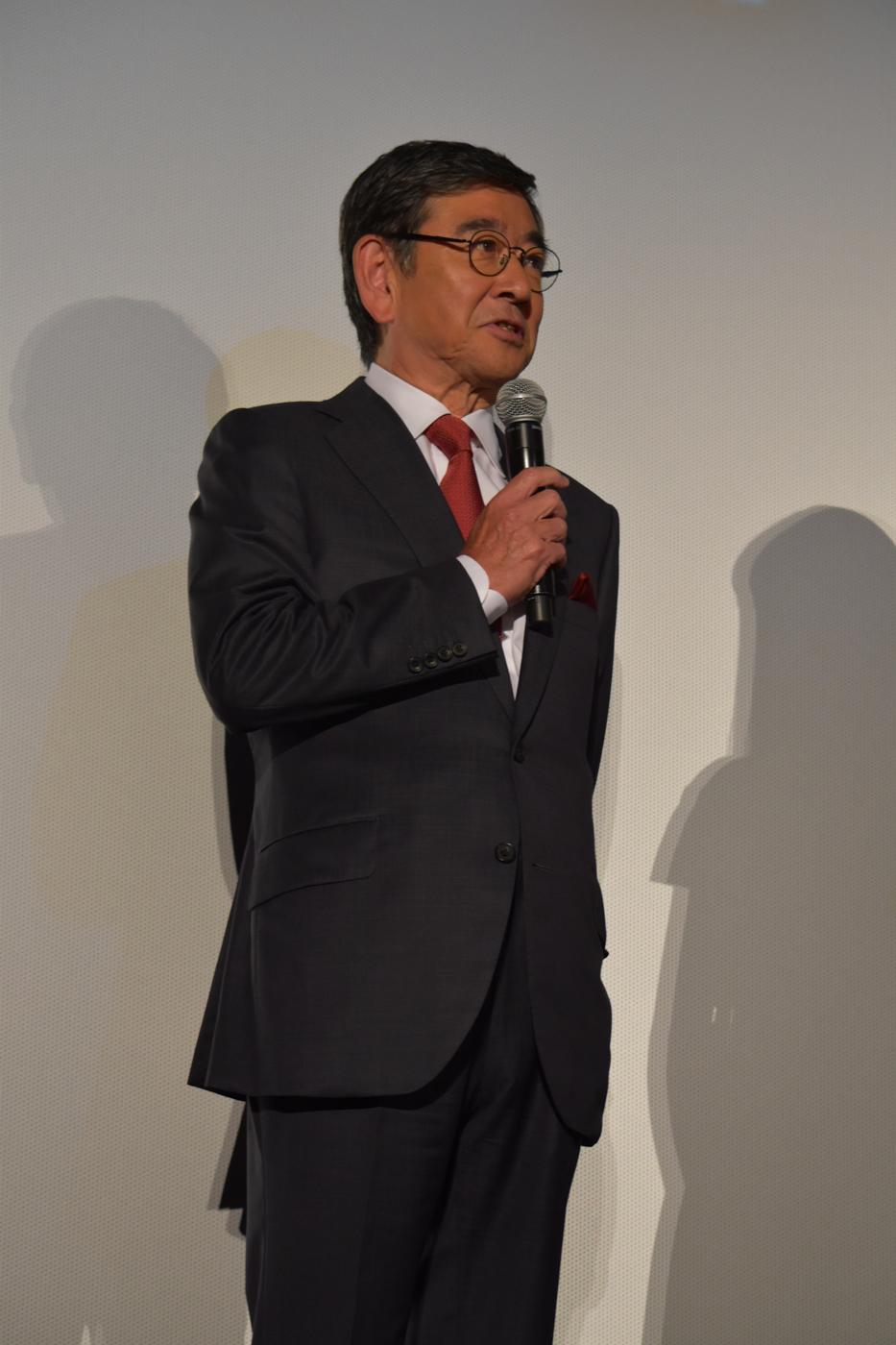 仁科巌役の石坂浩二。