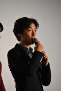監督の佐藤信介。