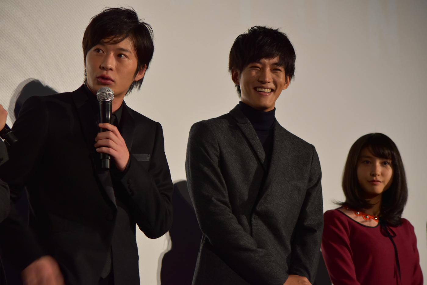 榮倉奈々に「（土屋太鳳を）優しい目じゃなくてやらしい目で見てた……」と言われ「違うわ！（笑）」と否定しながら汗をかく田中圭。