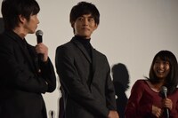 弟役を務めた福士蒼汰の話をにこやかに聞く松坂桃李（中央）。