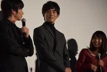 弟役を務めた福士蒼汰の話をにこやかに聞く松坂桃李（中央）。