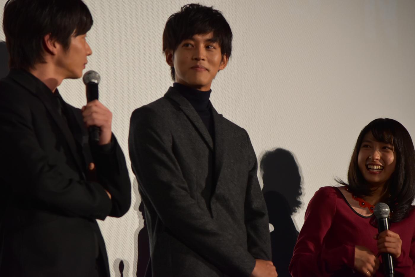 弟役を務めた福士蒼汰の話をにこやかに聞く松坂桃李（中央）。