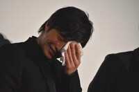 ハンカチで汗を拭く小牧幹久役の田中圭。