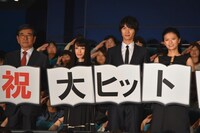 「図書館戦争 THE LAST MISSION」初日舞台挨拶フォトセッションの様子。