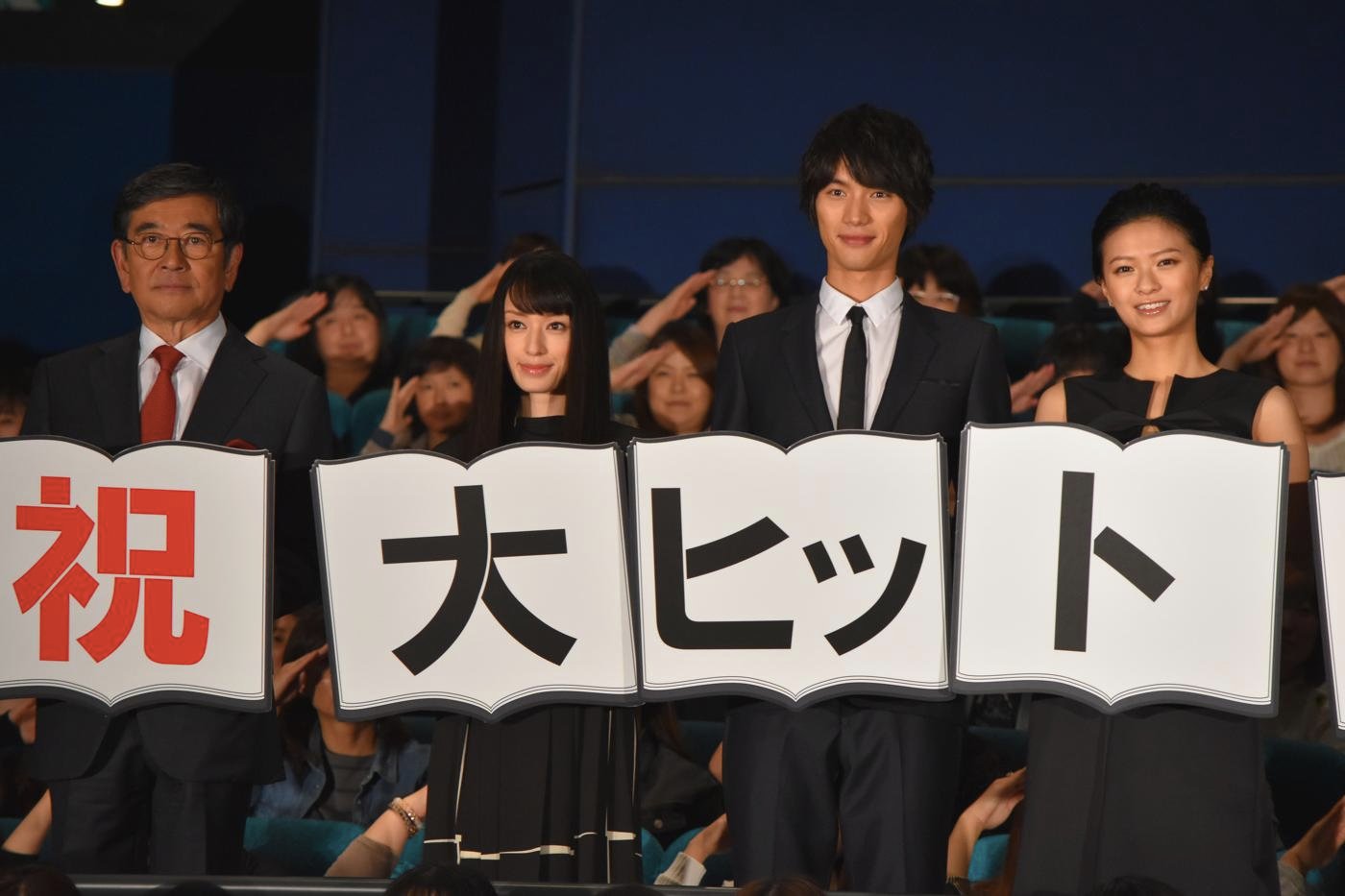 「図書館戦争 THE LAST MISSION」初日舞台挨拶フォトセッションの様子。