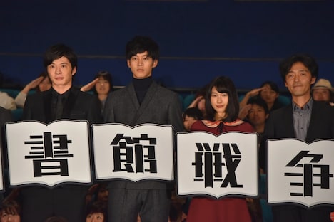 「図書館戦争 THE LAST MISSION」初日舞台挨拶フォトセッションの様子。